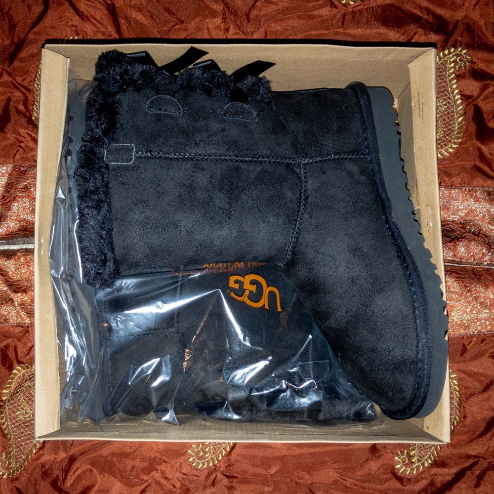UGG Bailey Bow boots - black size 8